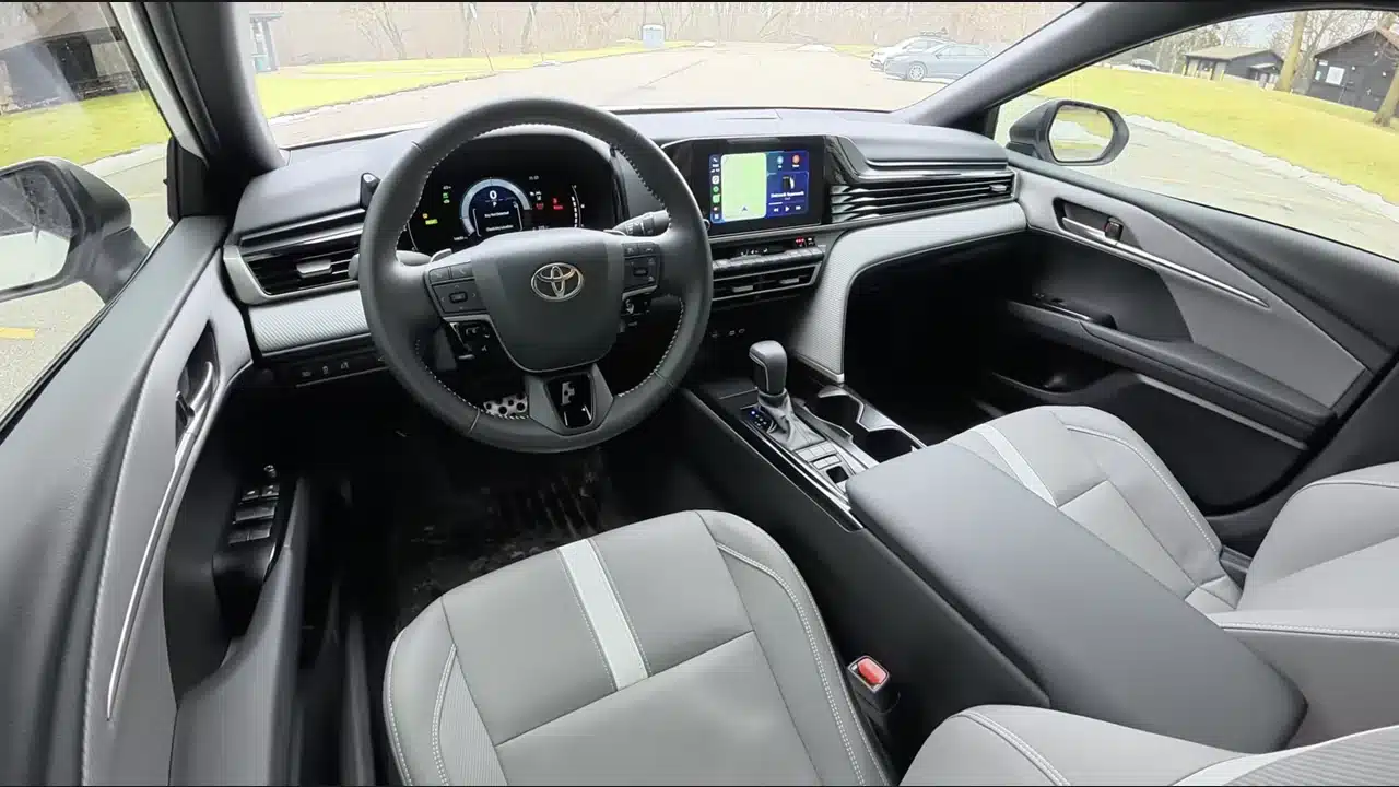 Front seats, steering wheel and center console in the 2025 Camry SE