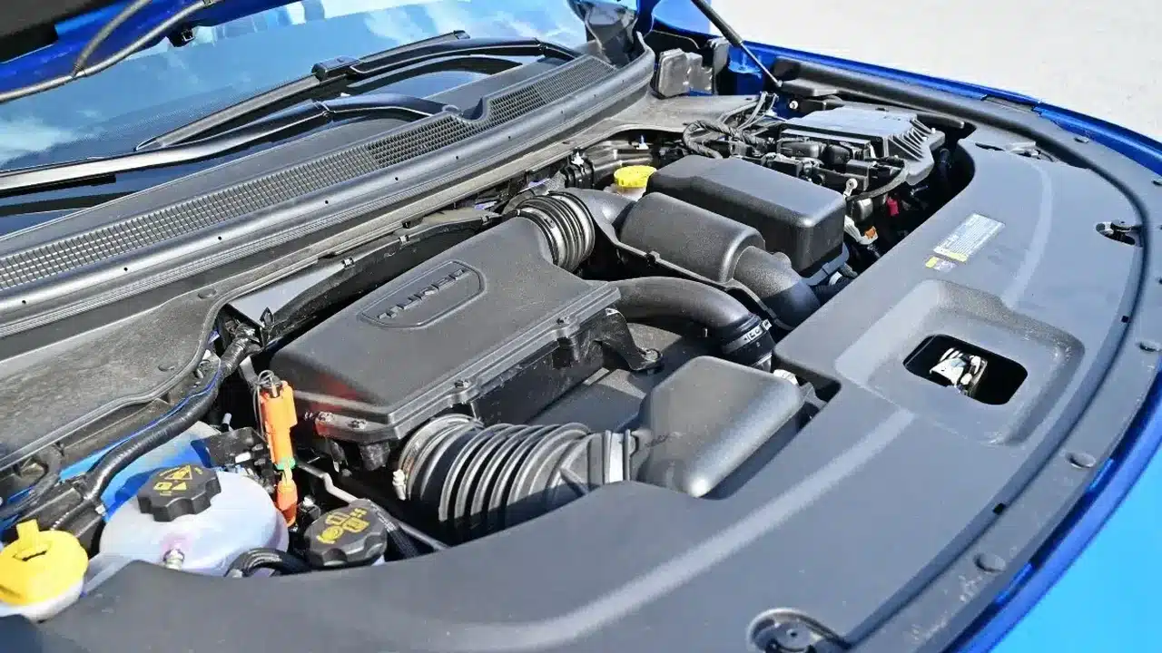 Jeep Cherokee 1.6-liter turbo hybrid engine bay