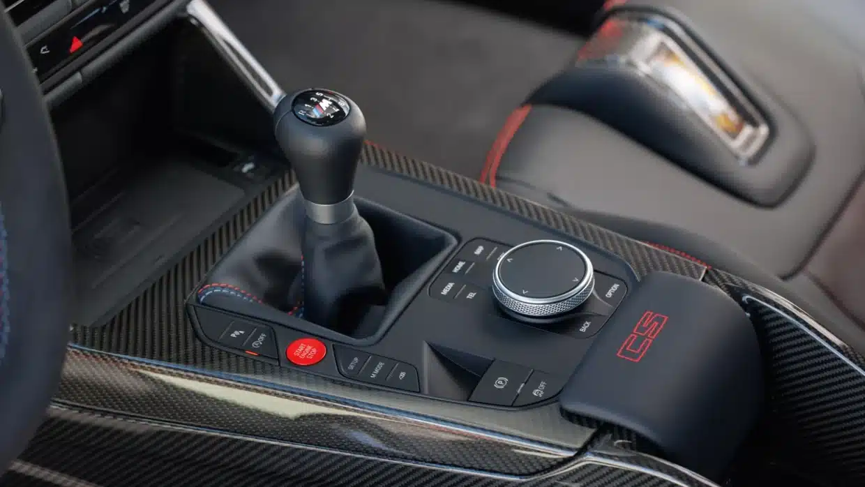 Six-speed manual gear lever in the BMW M3 CS Handschalter