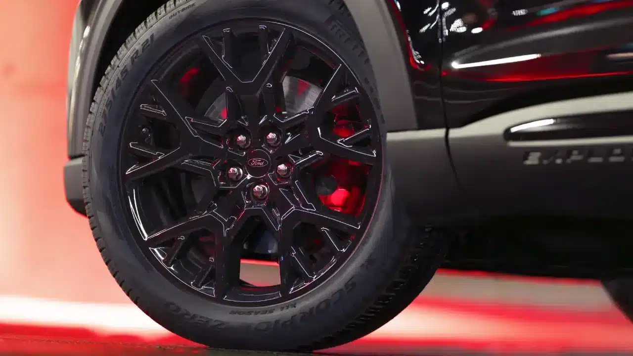 Gloss-black 21-inch wheel on the Explorer ST Sinister