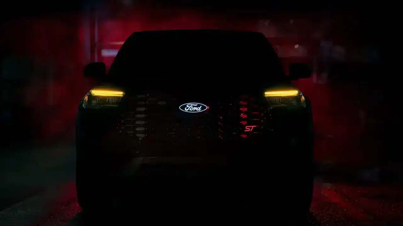 Amber accent lights on the Explorer ST Sinister front end