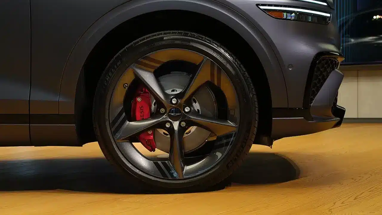 Dark 21-inch wheel and red brake caliper on the GV70 Prestige Graphite