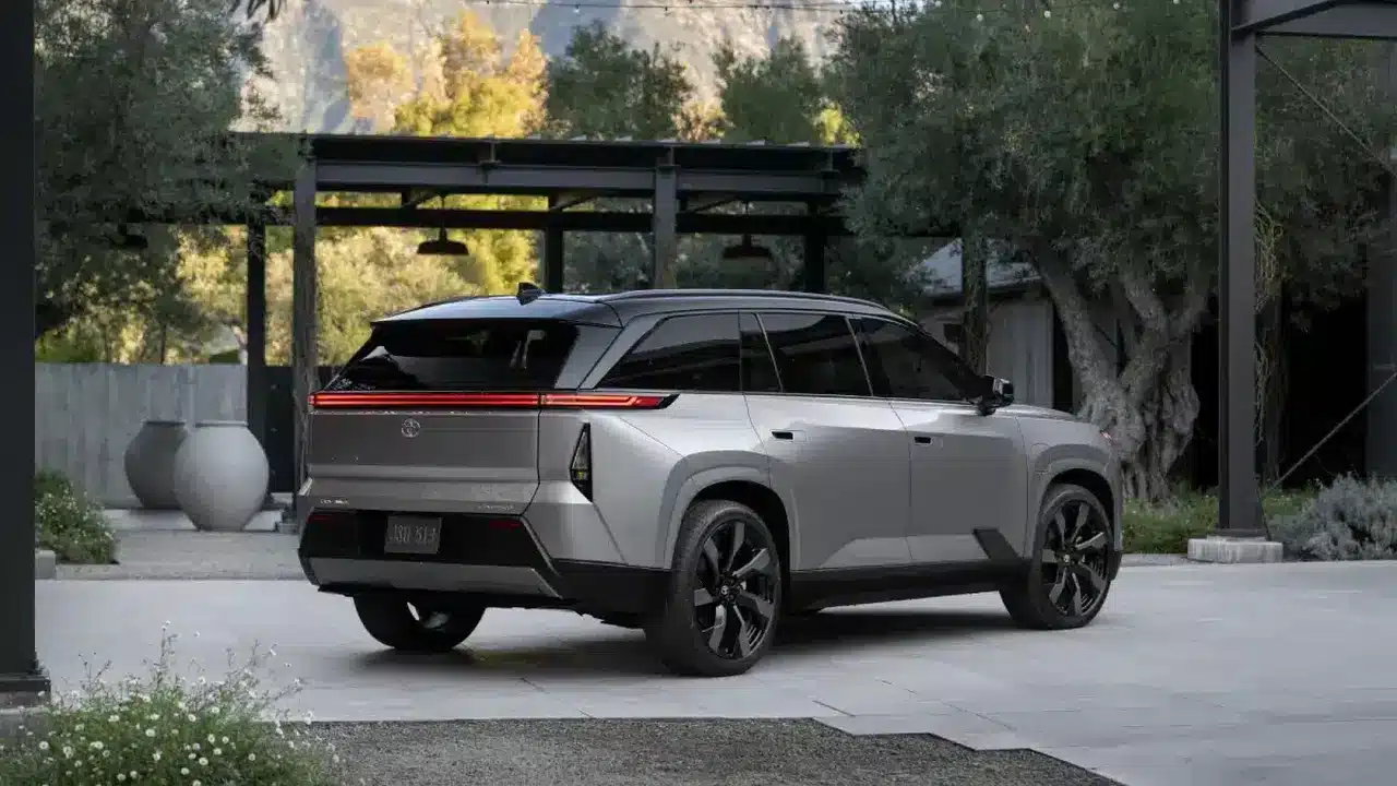 2027 Toyota Highlander Limited with two-tone paint