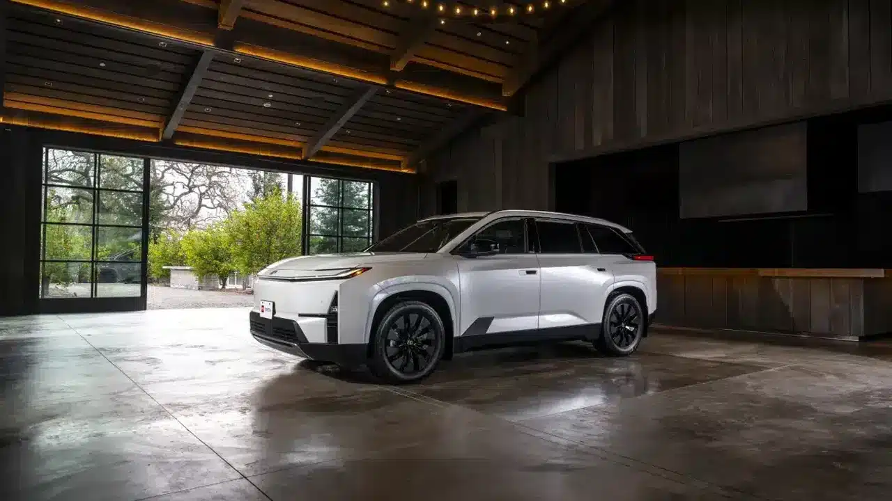 2027 Toyota Highlander XLE in Wind Chill Pearl