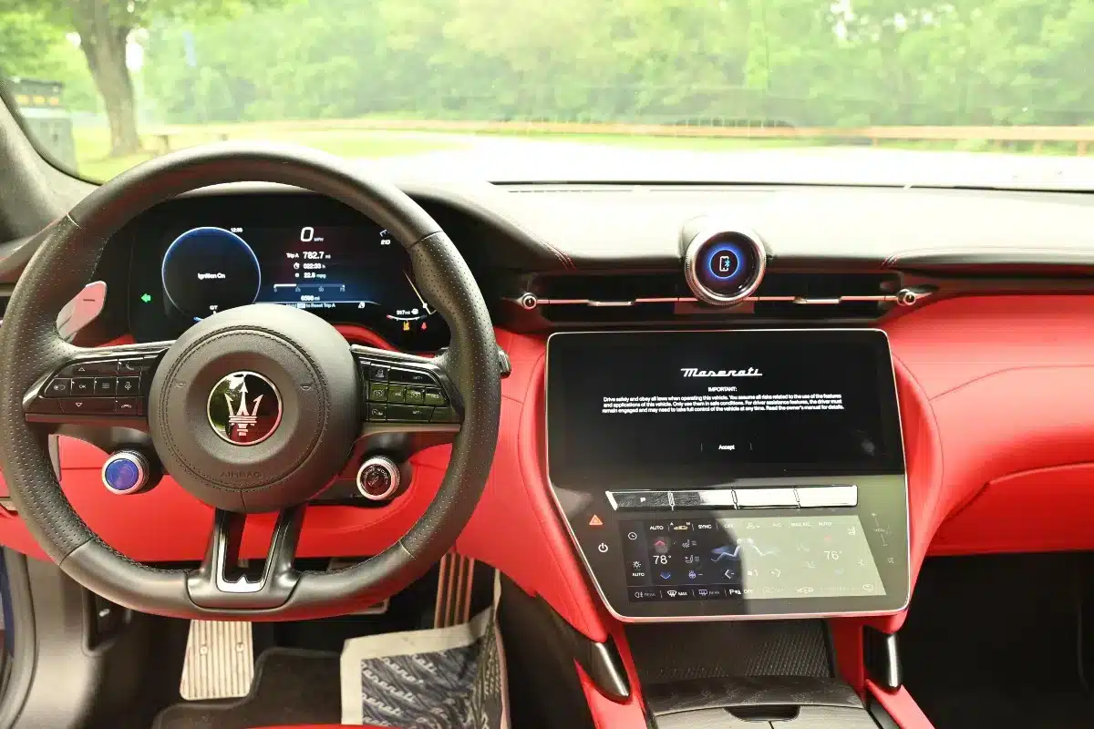 Dashboard and technology in the Maserati GranTurismo Trofeo