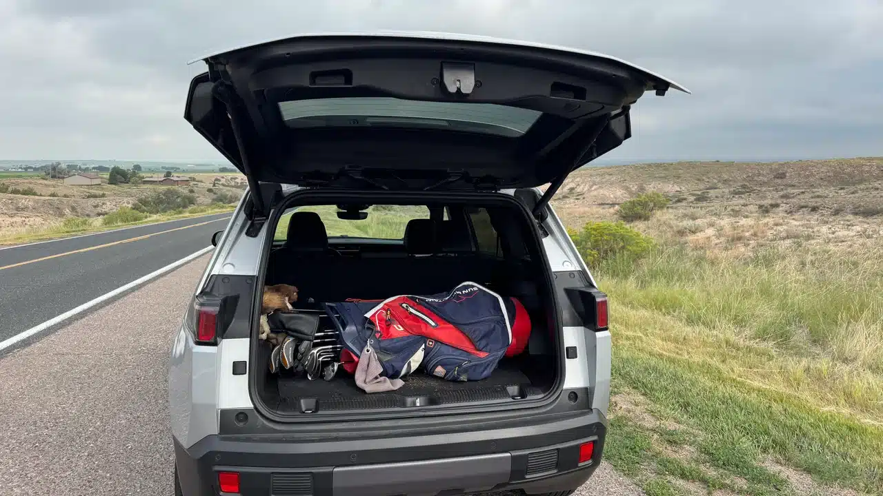 Golf clubs in the cargo area of a 2026 Jeep Cherokee Limited