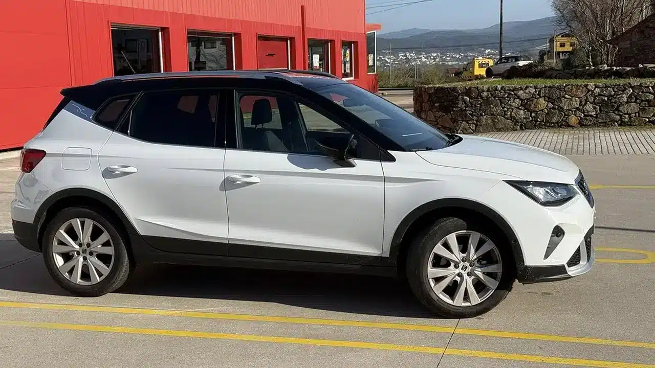 Side profile of a white 2025 SEAT Arona
