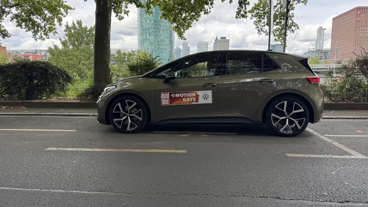 Volkswagen ID.3 Neo parked beside the Main River in Frankfurt
