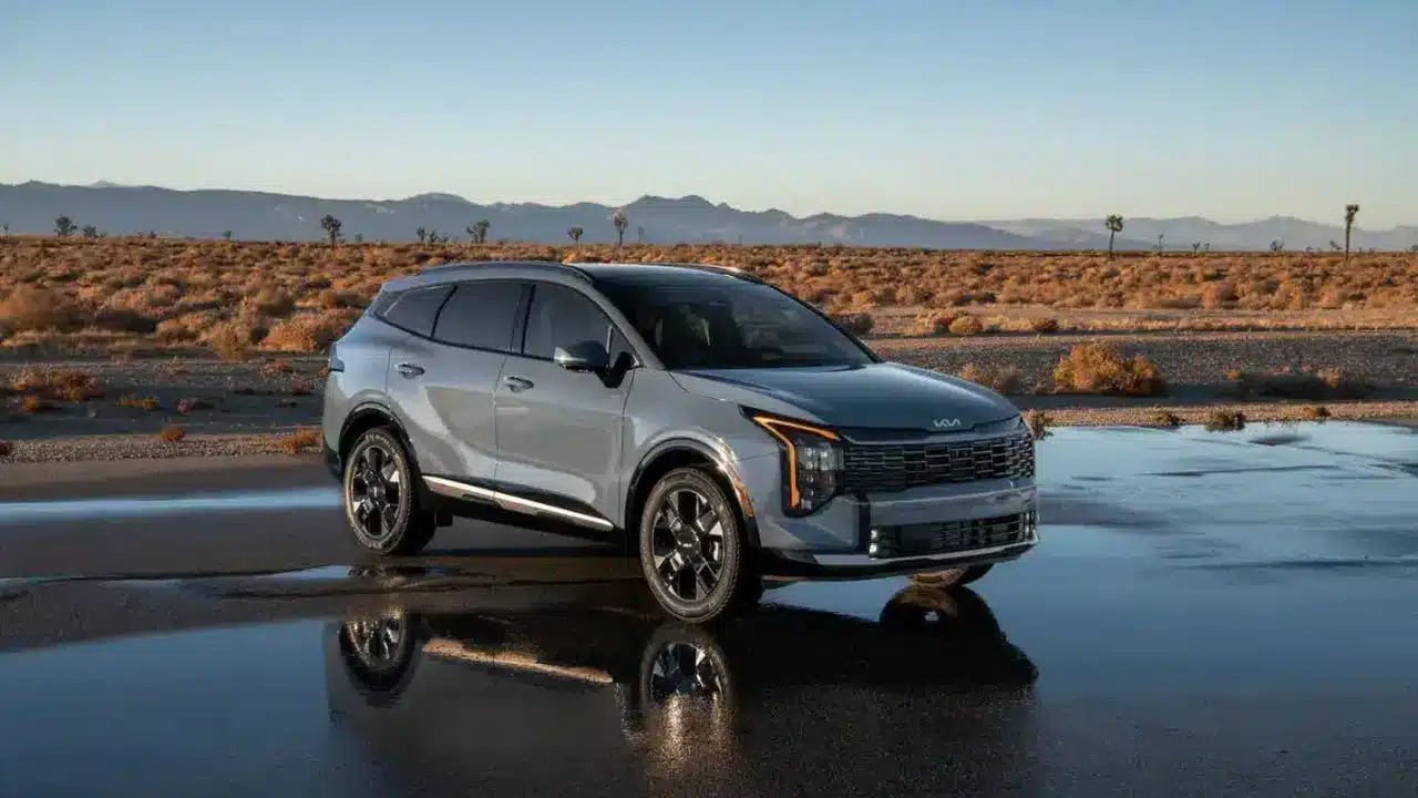 2026 Kia Sportage Hybrid on wet pavement