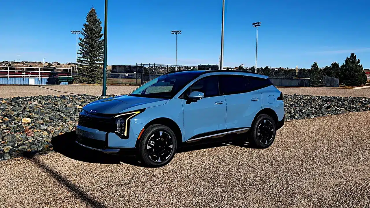 2026 Kia Sportage Hybrid front three-quarter view
