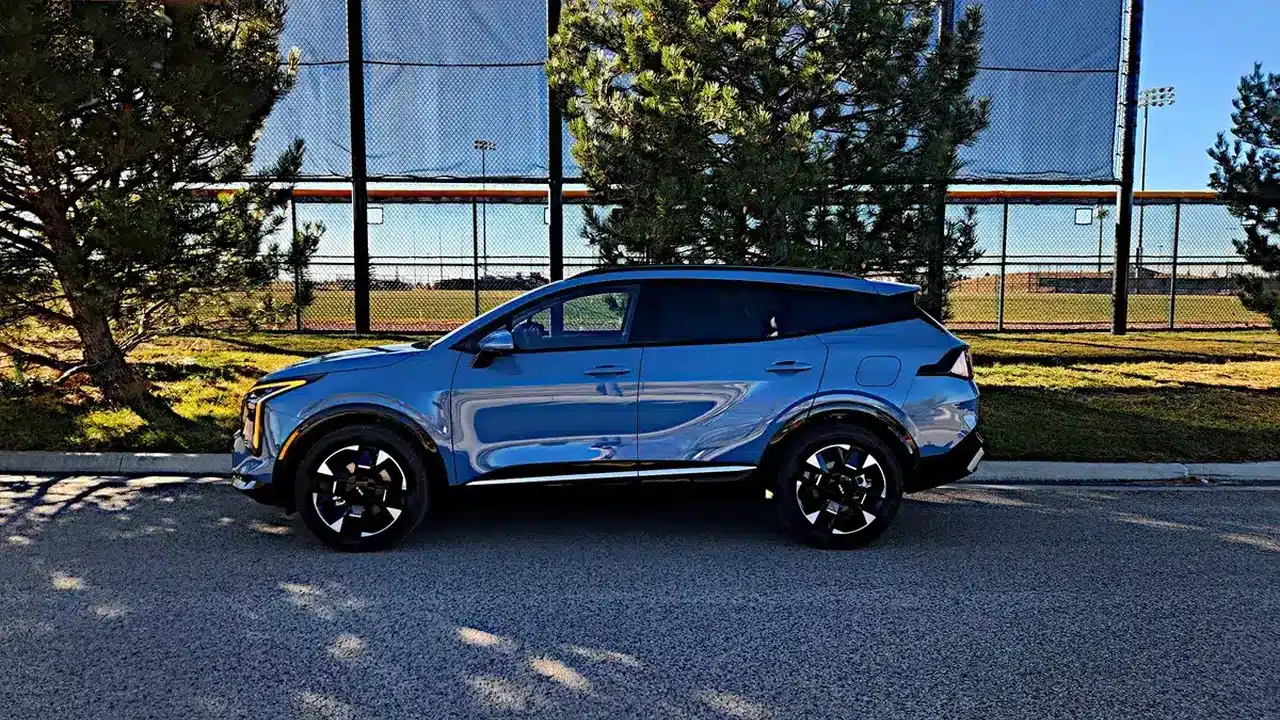 Blue 2026 Kia Sportage Hybrid in profile
